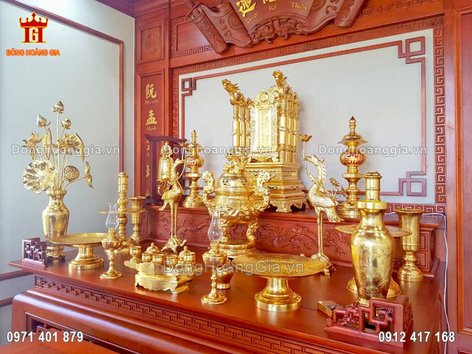 Bộ đồ thờ mạ vàng mang đến không gian thờ cúng sang trọng và nổi bật